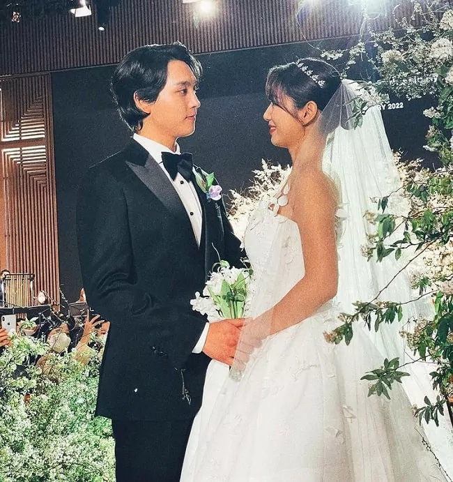 Park Shin-hye and her husband Choi Tae-joon at their Seoul wedding