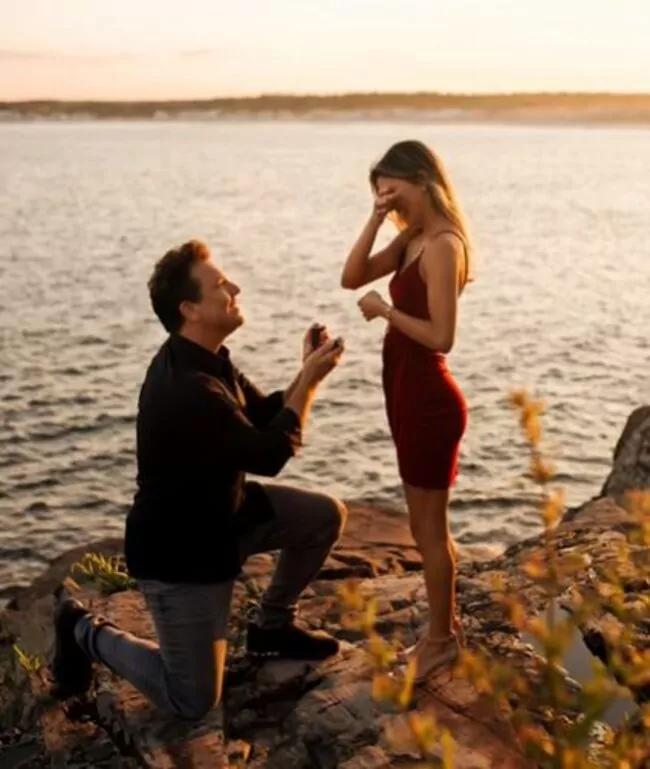 Dane Cook proposed to Kelsi Taylor at York Beach, Maine on July 13, 2022